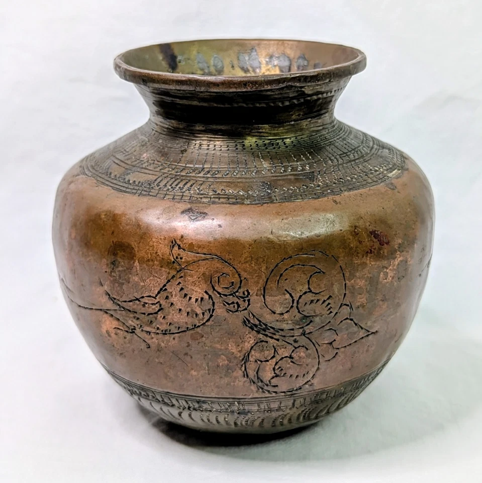 Antigua olla de latón cobre Lota Matka de 4" Ganga Jamuna grabada a mano pátina de loro Foto 2 de 4