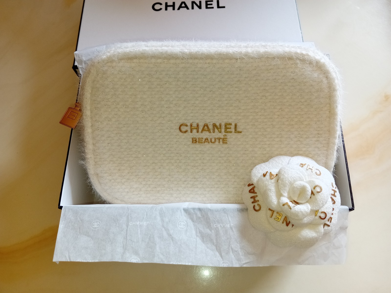 Chanel Pochette Borsa Make Up Tweed Spilla Camelia Vip Gift Set