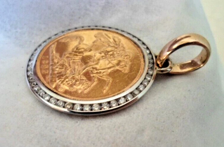 Impresionante conjunto de monedas soberanas inglesas de oro de 1925 en colgante de diamantes y 18 quilates Foto 4 de 4