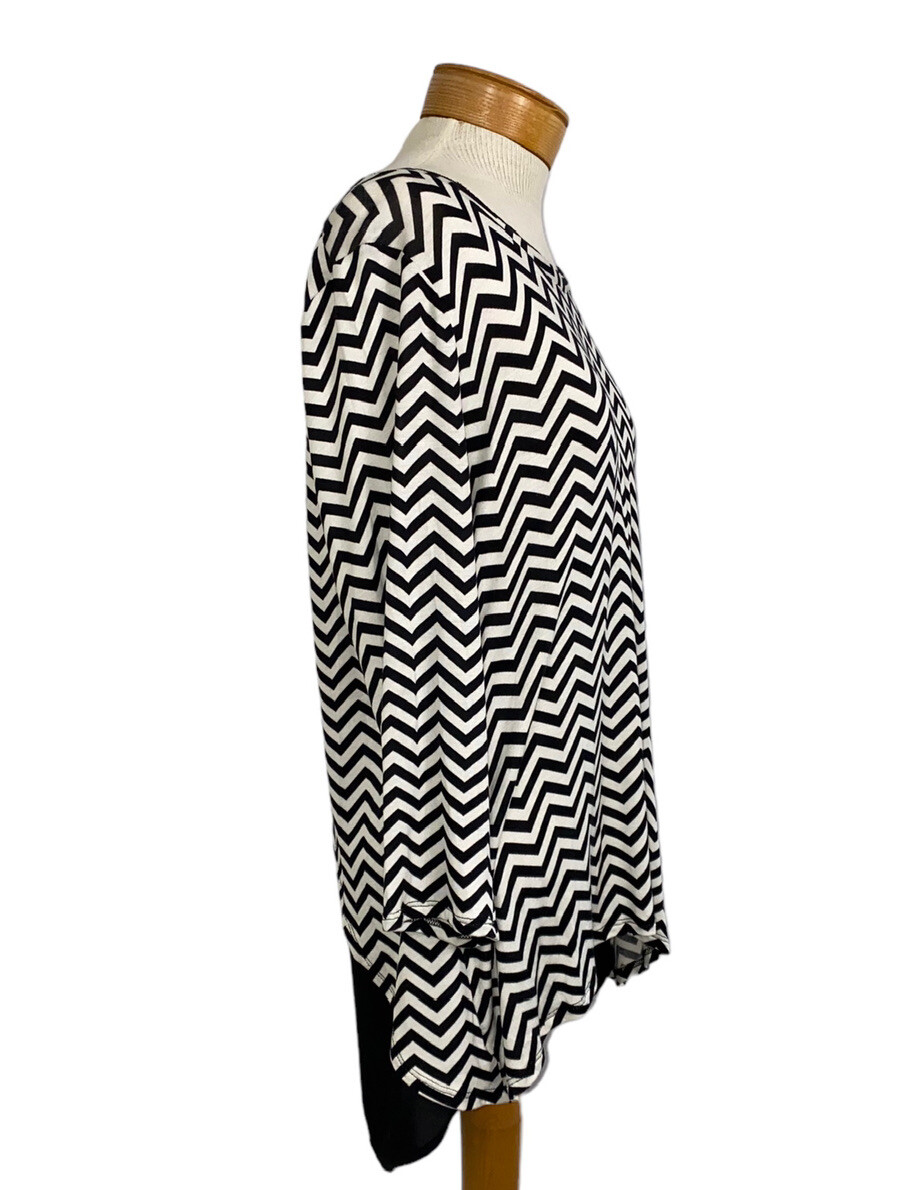 B.L.U.E Black White Chevron Pattern Split Back Lo… - image 3