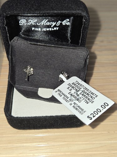 NIB Macy’s Bridge Diamond Cluster Stud Earrings 1/10 CTTW NWT'S - Picture 7 of 11