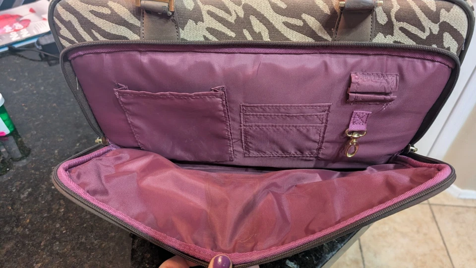 Anne Klein 棕色,棕褐色,紫色轮式笔记本电脑随身行李 — 第 3/4 张图片
