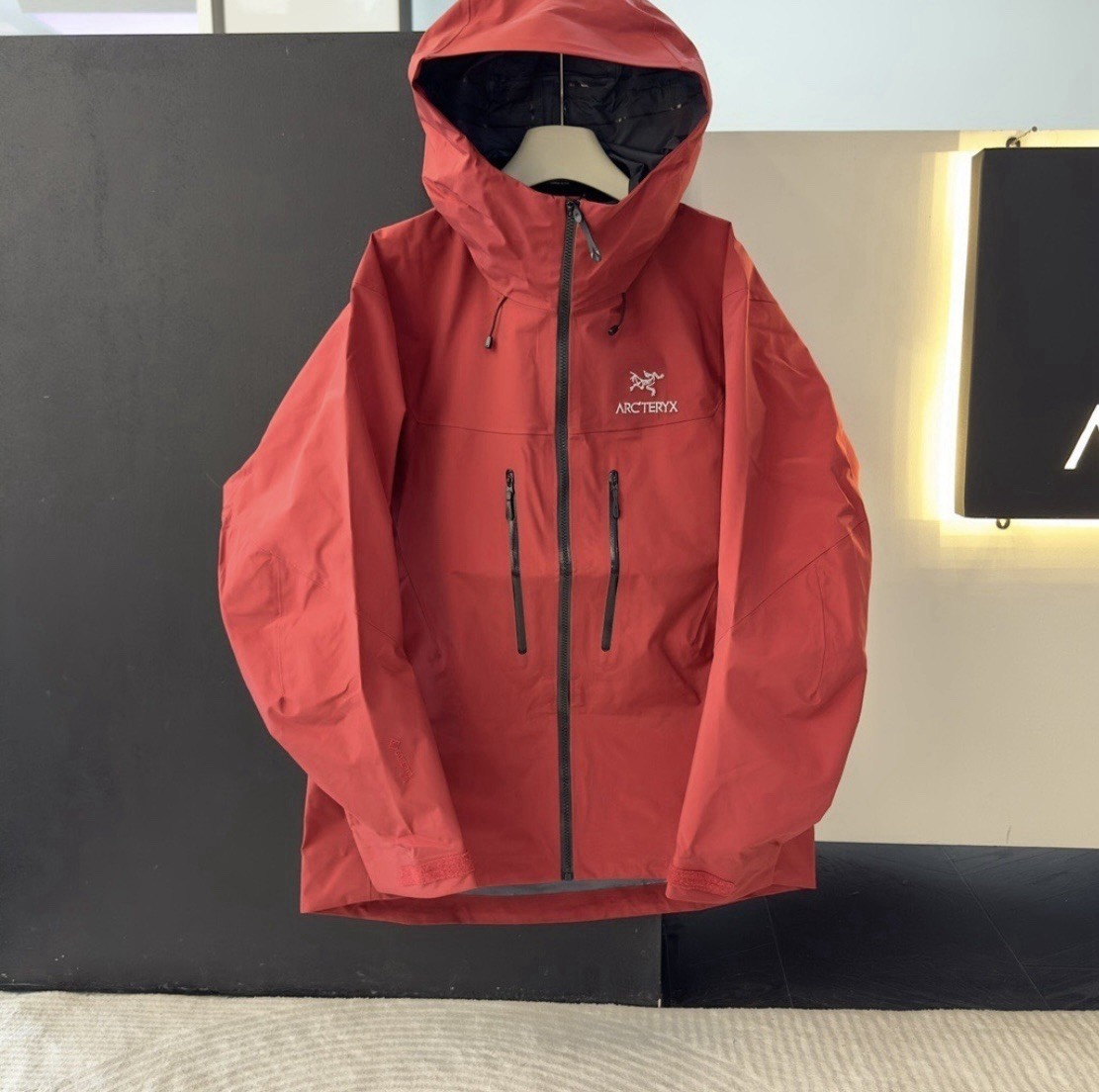 Arc'teryx Alpha SV Men's Gore-Tex Jacket Size L Bordeaux Red thumbnail 3