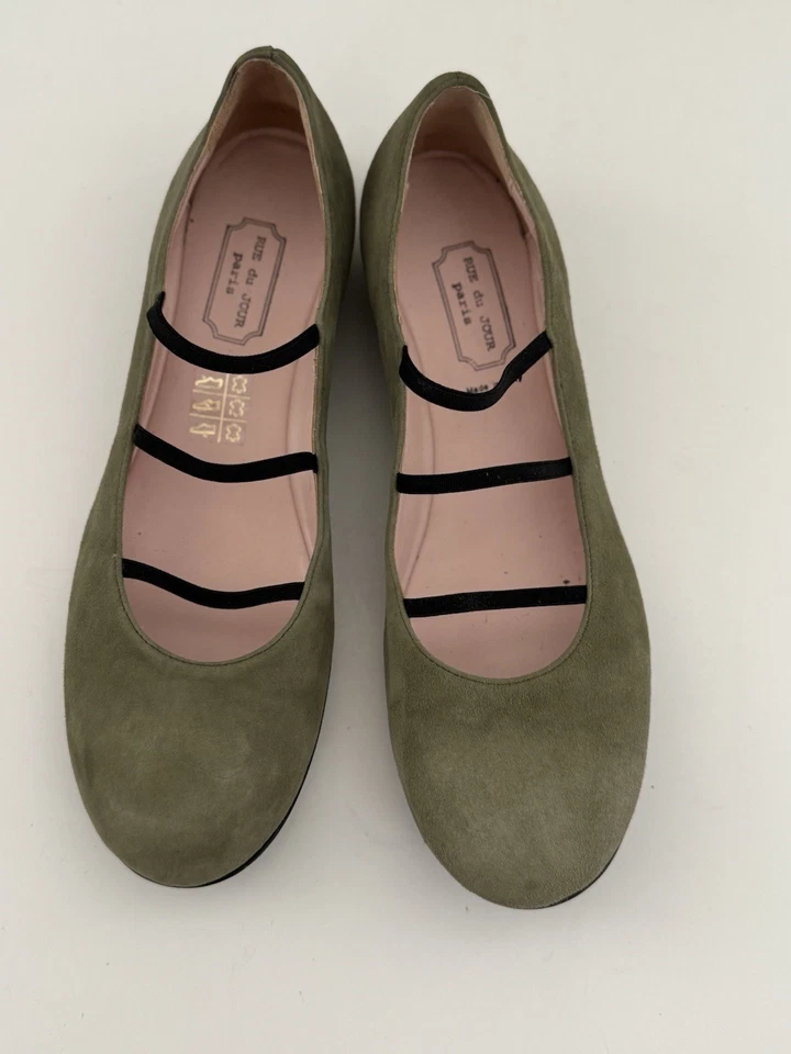 $485 Rue Du Jour Paris Green Suede Cancun Mary Jane Flats Size 38.5/7.5 US Italy - Image 2 of 4