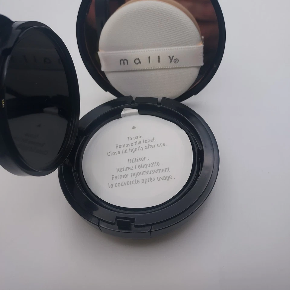 Mally Flawless Finish Transforming Effect Foundation Compact LIGHT  - Image 3 of 4