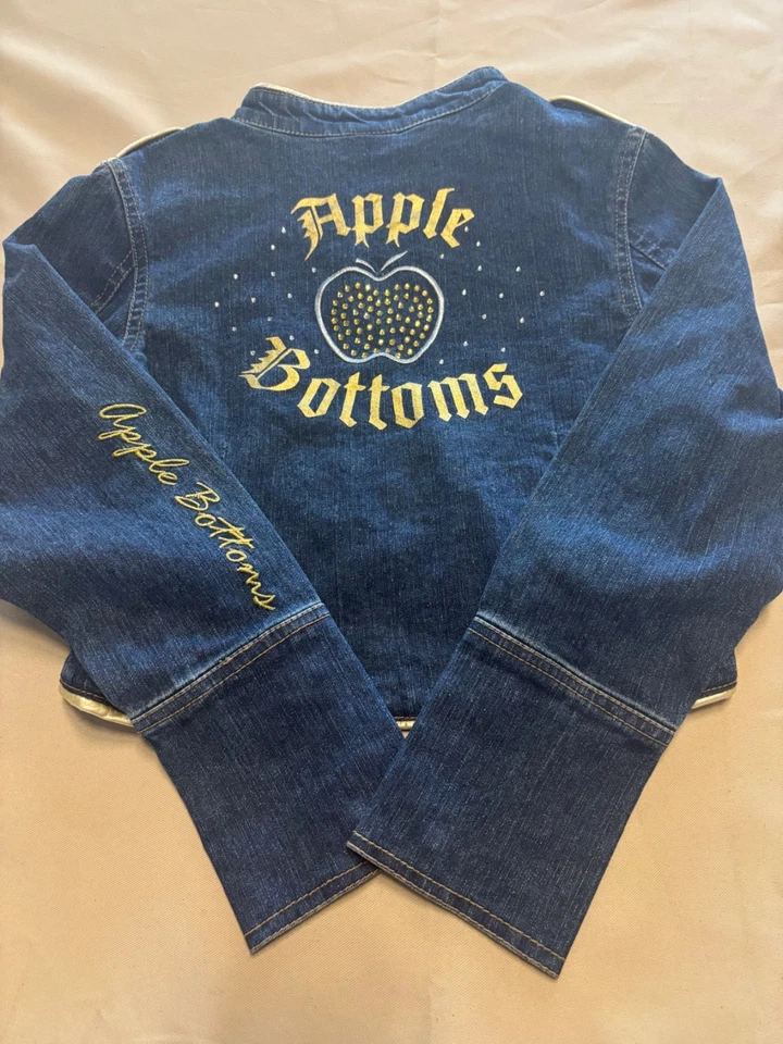 Chaqueta vaquera Y2K APPLE BOTTOMS para niñas cremallera completa recortada talla mediana detalles dorados Foto 2 de 4