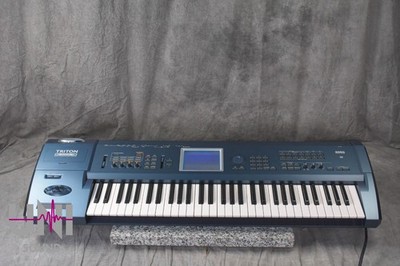 KORG TRITON Extreme Music workstation Synthesizer in Excellent Condition.
