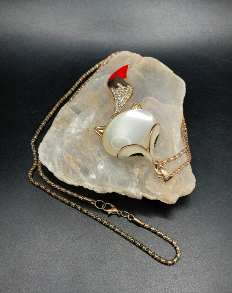 Cristal Reflectante Esmalte Cabeza de Zorro + Cola Roja Móvil con Estrás Betsey Johnson Foto 3 de 4