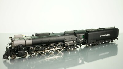 Athearn Genesis FEF-2 w/Triple Stack Union Pacific 832 DCC w