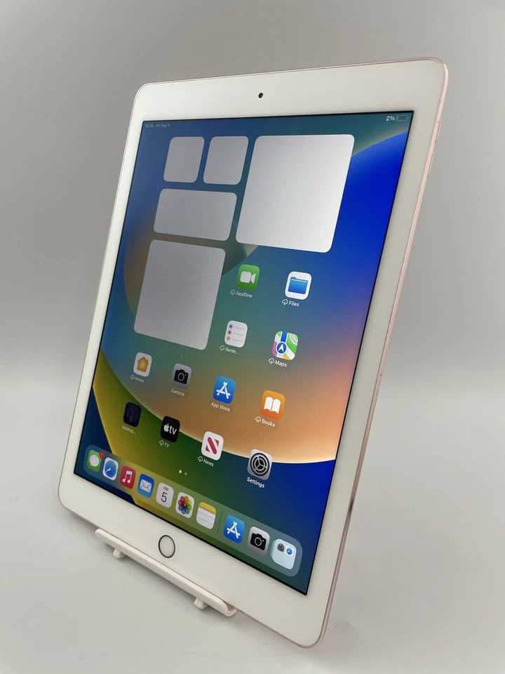 Apple iPad Pro 1st Gen A1673 Rose Gold WiFi 128GB 9.7" Retina iOS Tablet Cracked - Image 3 of 4