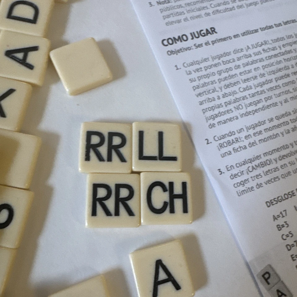 Bananagrams Spanish Bananagrams Ages 7+ 1-8 players  - Image 2 of 4