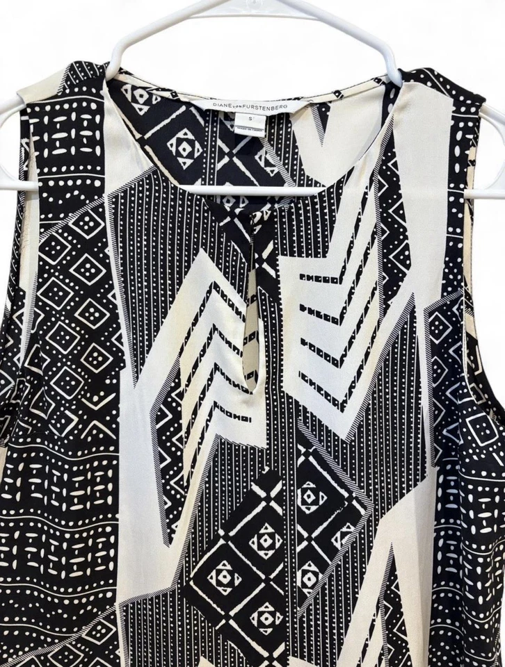 Top de seda elástico estampado maya Diane von Furstenberg para mujer talla pequeña negro blanco Foto 3 de 4