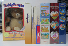 1985 Worlds Of Wonder WOW Teddy Ruxpin With Tag  7 Sealed Stories  1 Outfit