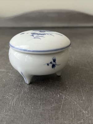 Porcelaine du Musee Conde Chantilly 'Decor A L ceillet ' lidded trinket box