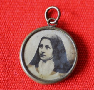 ancien pendentif religieux Sainte Thérèse photos communion carmélite laiton rare