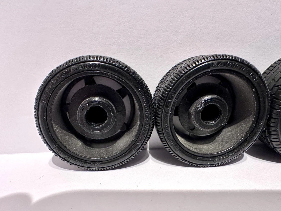 Ruedas y neumáticos Maisto Ferrari 550 Maranello escala 1/18 Foto 4 de 4