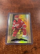 Dylan Larkin 2021-22 UD Tim Hortons Hockey Gold Etchings G-10 Detroit Red Wings