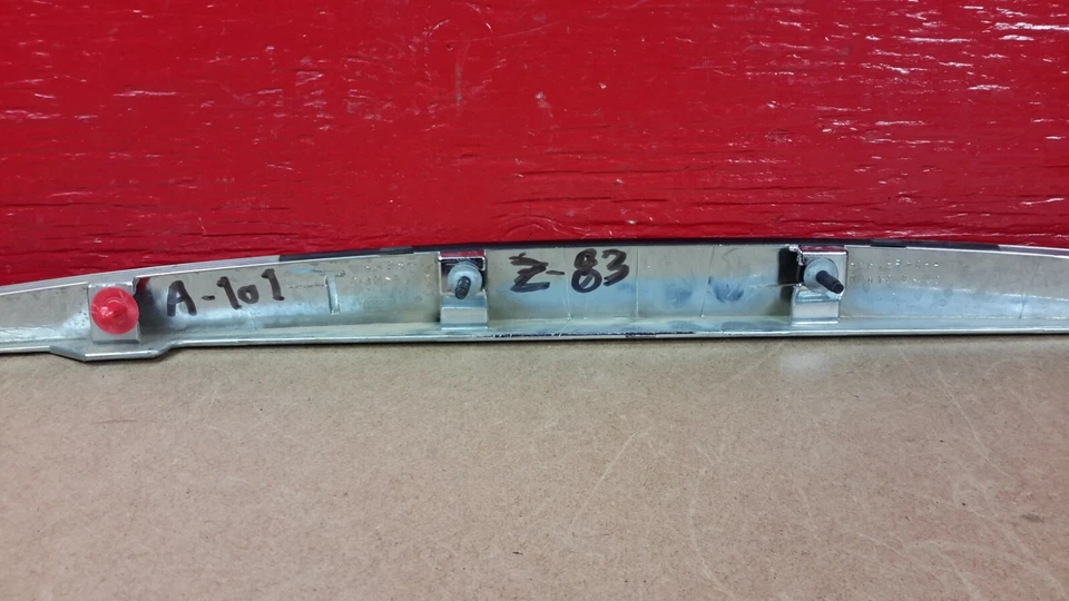 2003-2005 Infiniti FX35 FX45 Molding Chrome Rear Trunk Upper Trim OEM - Imagem 2 de 3