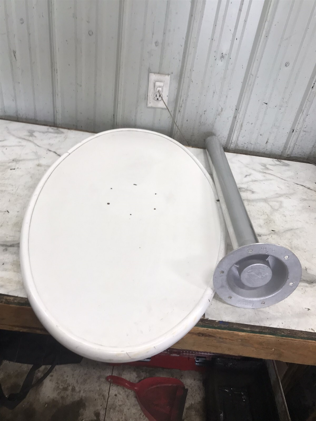 98 Seaswirl 250 Boat table top and support post pole