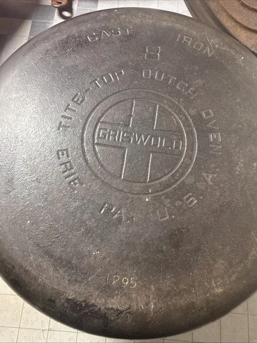 VINTAGE 1920 GRISWOLD CAST IRON DUTCH OVEN NO 8  1295 WITH A TITE TOP 8 LID