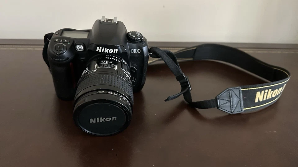 Cámara Nikon D100 con lente macro AF Micro Nikkor 60 mm 1:2,8 D Foto 3 de 4