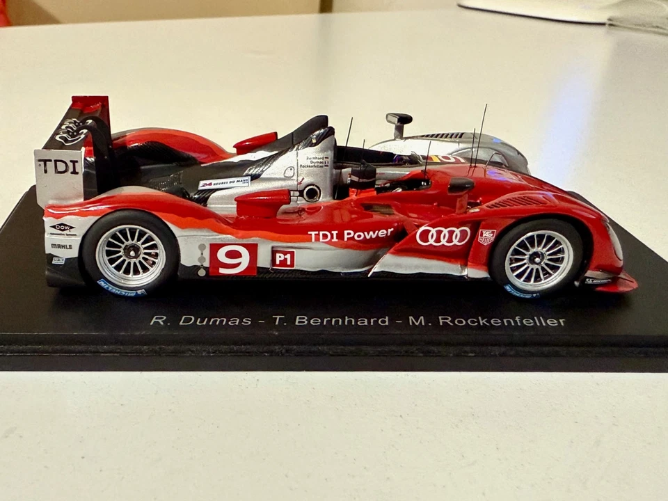 SPARK MODELS 43LM10 AUDI R15 PLUS TDI WINNER LE MANS 2010 1/43 - Immagine 3 di 4