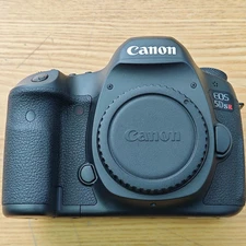 Canon EOS 5DSR 50.6MP DSLR Camera Body with Charger & Battery & Memory Card