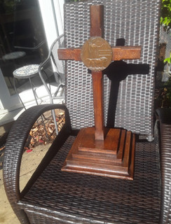 WW1 BRONZE MEMORIAL DEATH PLAQUE MOUNTED WOODEN CRUCIFIX GEORGE TAYLOR NO MEDALS