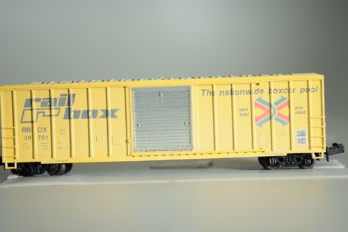 42078 Escala N MDC ROUNDHOUSE 50' RIBB SIDE BOX CAR RBOX RAILBOX DESGASTADO | Zustand: New
