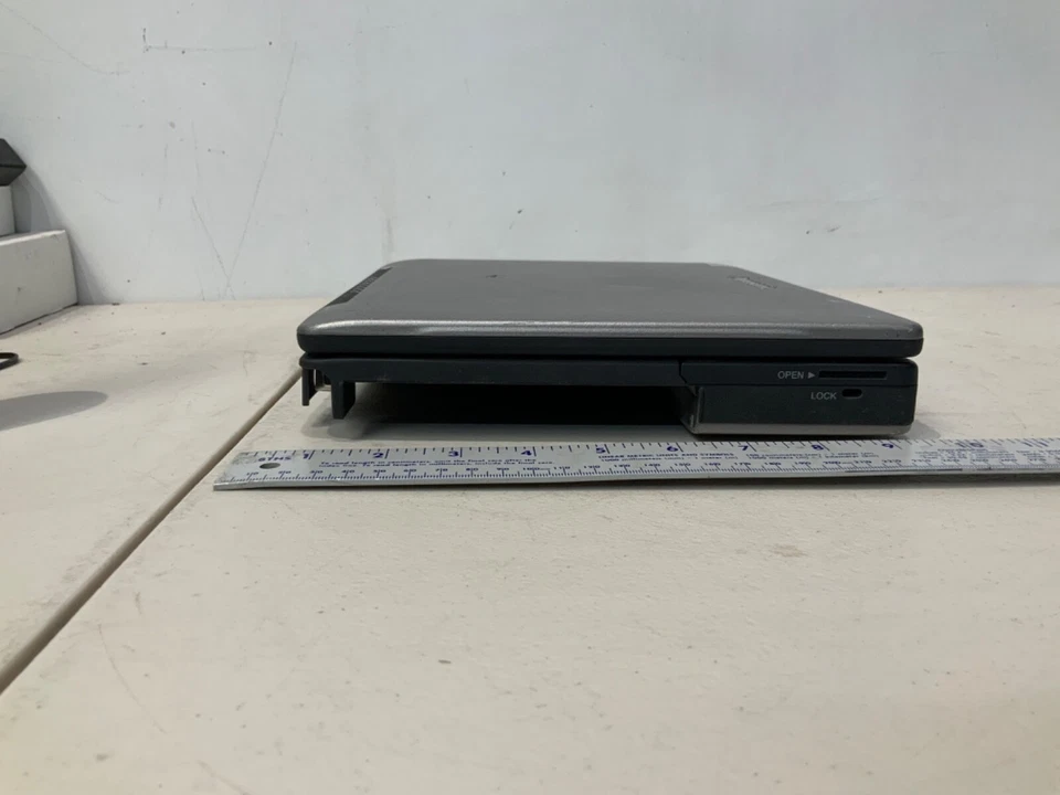 Panasonic Toughbook CF-71 **QUEBRADO APENAS PARA PEÇAS COMO ESTÁ** - Imagem 4 de 4