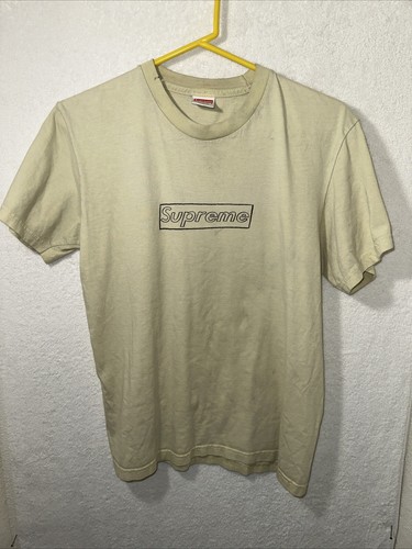 Supreme KAWS Chalk Logo 完成 Tee Pale Yellow 