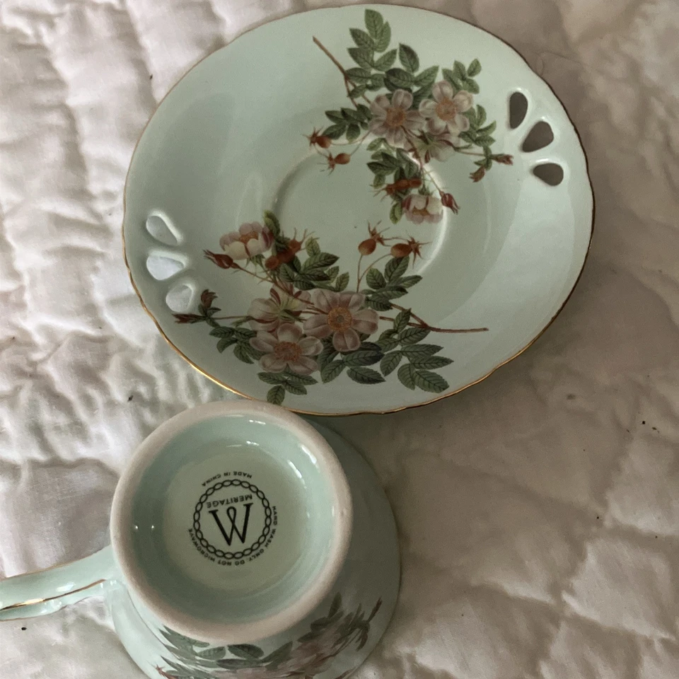 Taza de té y platillo Meritage verde menta floral con borde dorado Foto 3 de 4