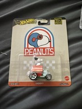 2025 Hot Wheels Premium Pop Culture PEANUTS SNOOPY Red Near Mint