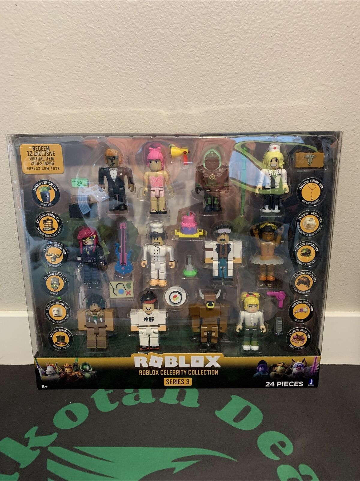 Roblox Celebrity Collection - Series 4 Figure 12pk (Roblox Classics)  (Includes 12 Exclusive Virtual Items)