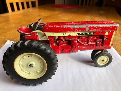 Farmall '560' by Ertl toys in 1/16th scale with white plastic rims 
