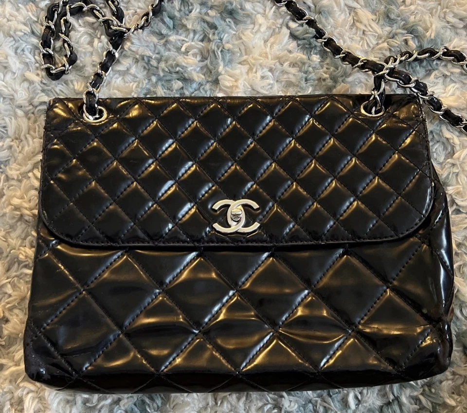 Solapa de negocios acolchada charol negro Chanel Foto 2 de 4