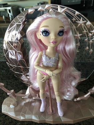 RAINBOW HIGH  Vision Royal Three K-Pop   Minnie Choi Fashion Doll  22 Stand  21