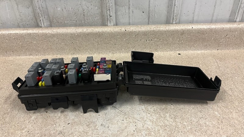 2009 2013 Corvette C6 Engine Under Hood Fuse Box Block OEM