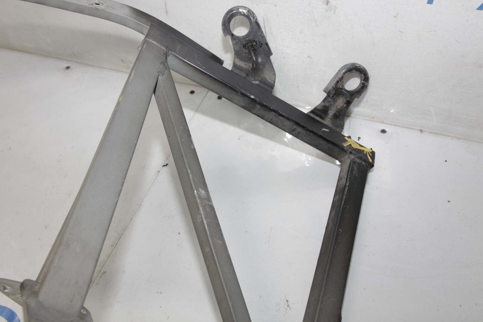 08-13 AUDI R8 4.2L OEM FENDER RAIL 420805357 METAL TUBE BLACK COMPLETE FACTORY