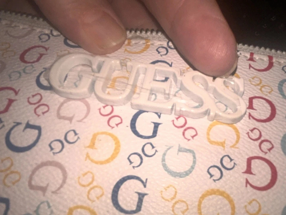 Guess кошелек с ремешком бумажник застежки. Белый. Радужная цветная монограмма G's 9 дюймов x 6,5 дюйма неиспользованная - Изображение 2 из 4