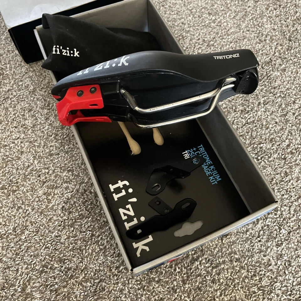 Sillín Fizik Tritone Tritlón contrarreloj rieles K:ium negro con rojo Foto 3 de 4