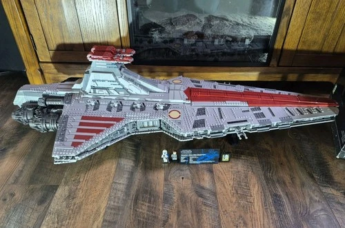 LEGO Star Wars: Venator-Class Republic Attack Cruiser (75367) With Minifigures