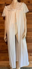 VINTAGE GLENCRAFT IVORY SIZE MEDIUM ROBE    #16034