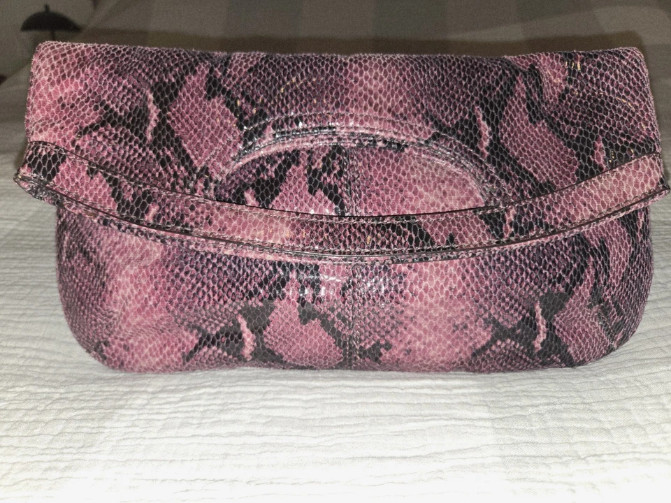 Cartera clutch plegable de piel de serpiente sintética púrpura Nine West Foto 4 de 4