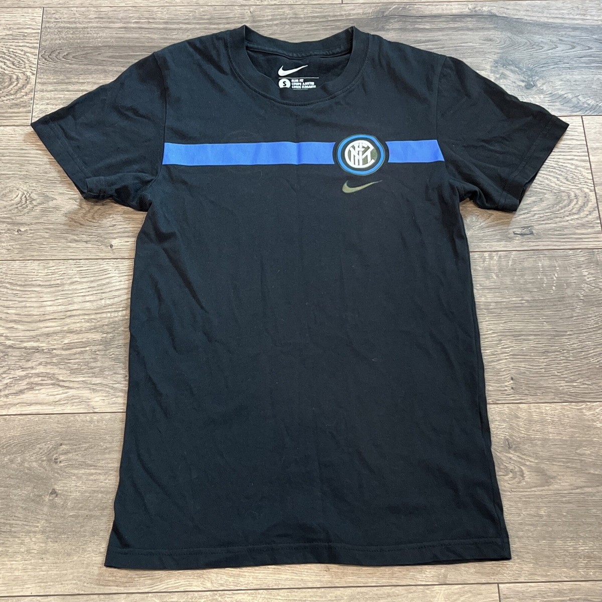 主役級【Nike ナイキ】Inter Milan クレスト 半袖Tシャツ Nike Men's Inter Milan Crest T-shirt Black Small Slim Fit