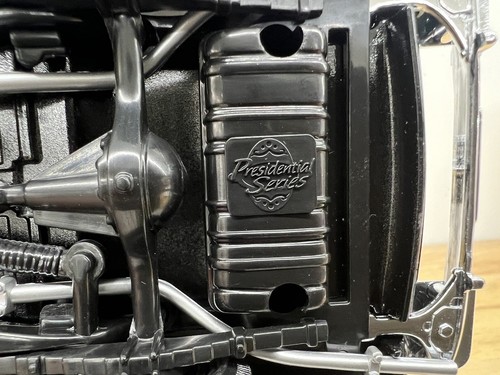 Diecast Signature PRESIDENTIAL SERIES 1938 CADILLAC V-16 LIMO 1:24 Roosevelt  - Picture 10 of 10