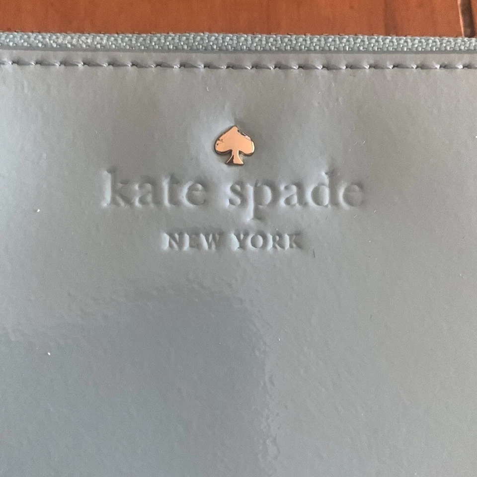 Бумажник Kate Spade NY лакированная кожа синий зеленый морская пена кошелек с ремешком на молнии б/у в отличном состоянии - Изображение 2 из 4