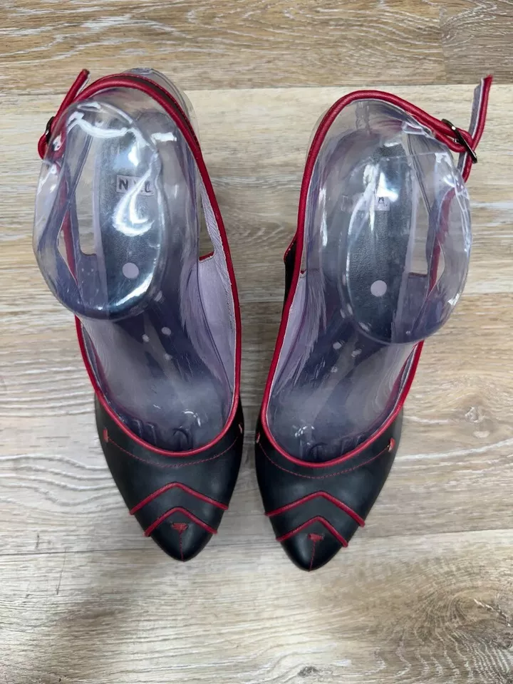 N.Y.L.A. Zapato de salón Zahara negro/rojo con tirantes para mujer talla 8,5 Foto 2 de 4