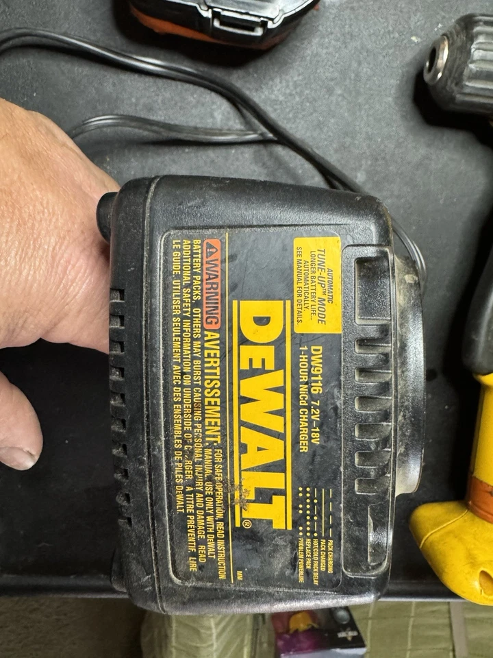 Unidade de ângulo reto DeWalt DW965 3/8 com três baterias e carregador que não funcionam - Imagem 4 de 4