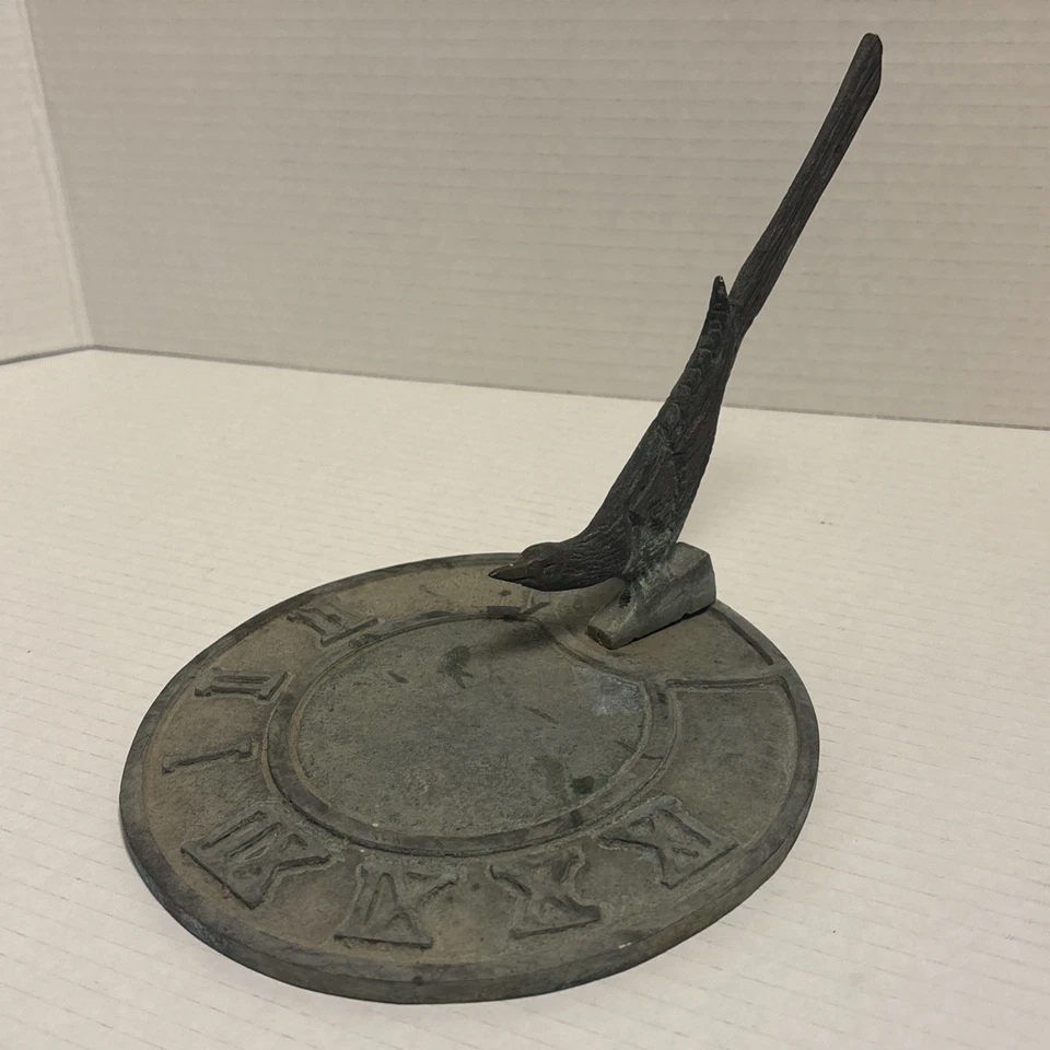 Relógio de sol antigo de latão 7" diâmetro numerais romanos pássaro corredor pardal - Imagem 3 de 4